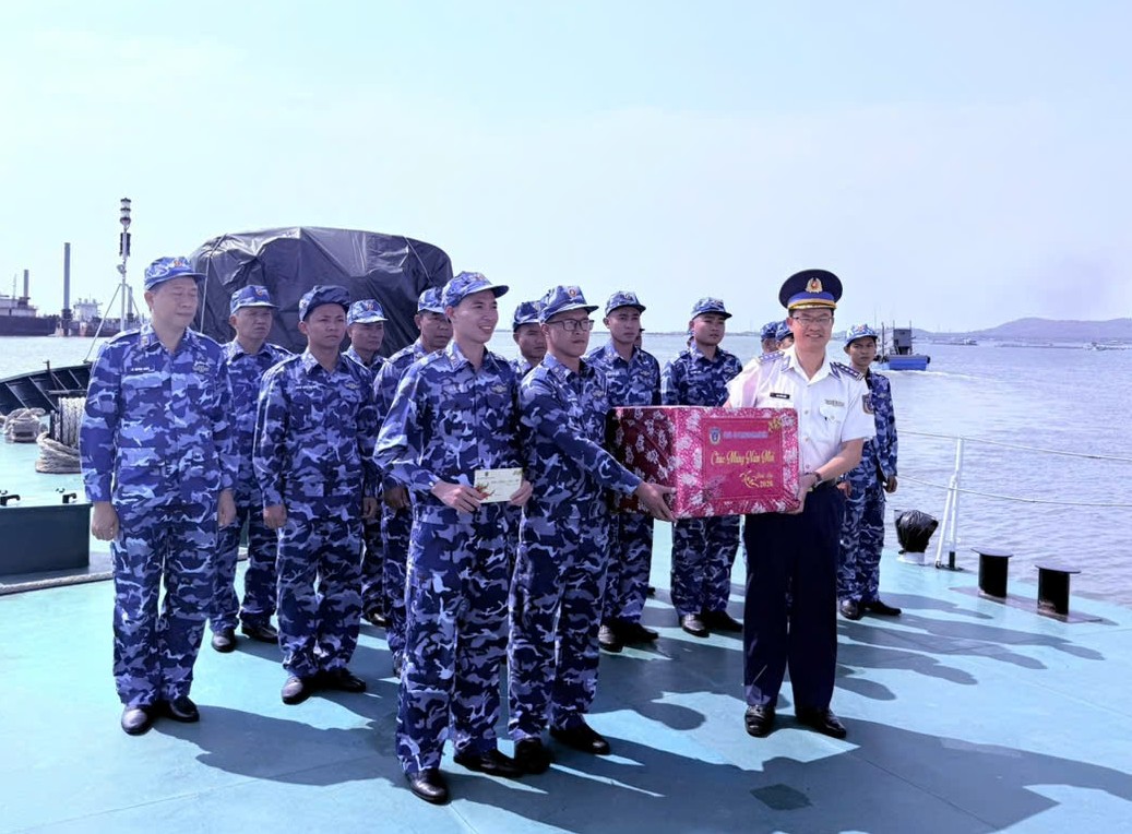 Đại tá Xuân Quận, Phó Chính ủy Vùng CSB 3 tặng quà tết cán bộ, chiến sĩ Tàu CSB 4031 Đại tá Xuân Quận, Phó Chính ủy Vùng CSB 3 tặng quà tết cán bộ, chiến sĩ Tàu CSB 4031