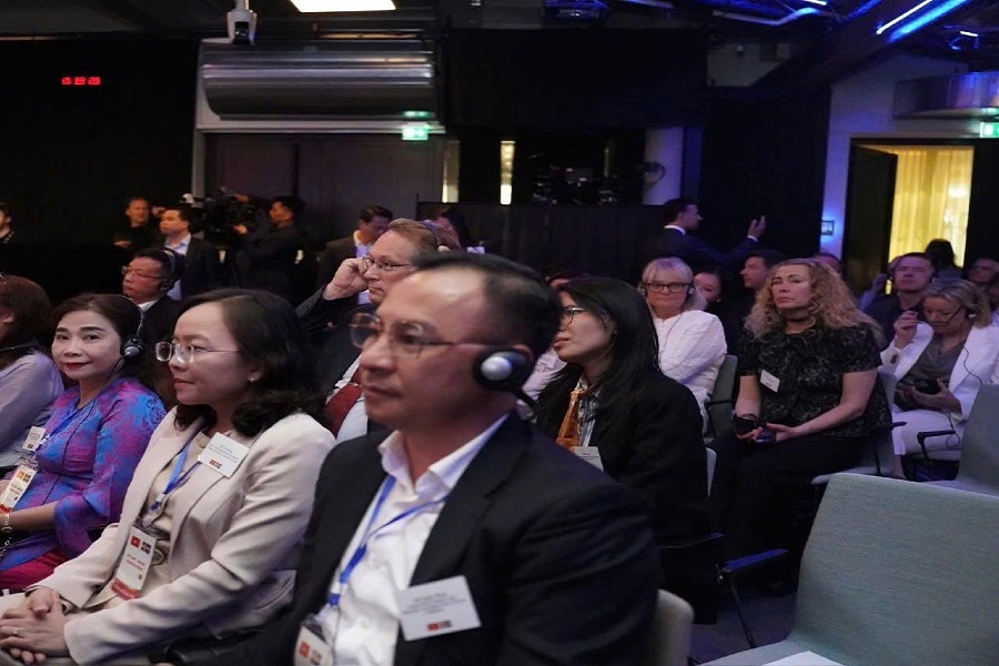 Doanh nh&acirc;n Hồ Hồng c&ugrave;ng c&aacute;c đại biểu tại sự kiện đối thoại cấp cao ở Stockholm &ndash; Thụy Điển.