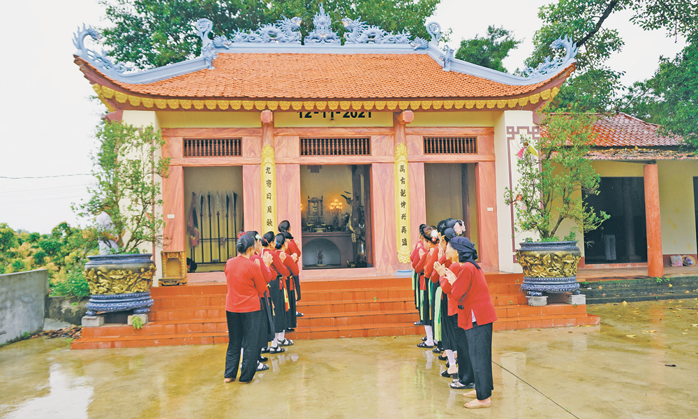 Đồng b&agrave;o S&aacute;n D&igrave;u l&agrave;m lễ d&acirc;ng hương c&uacute;ng cơm mới tại đ&igrave;nh Sậy To (phường Chũ).