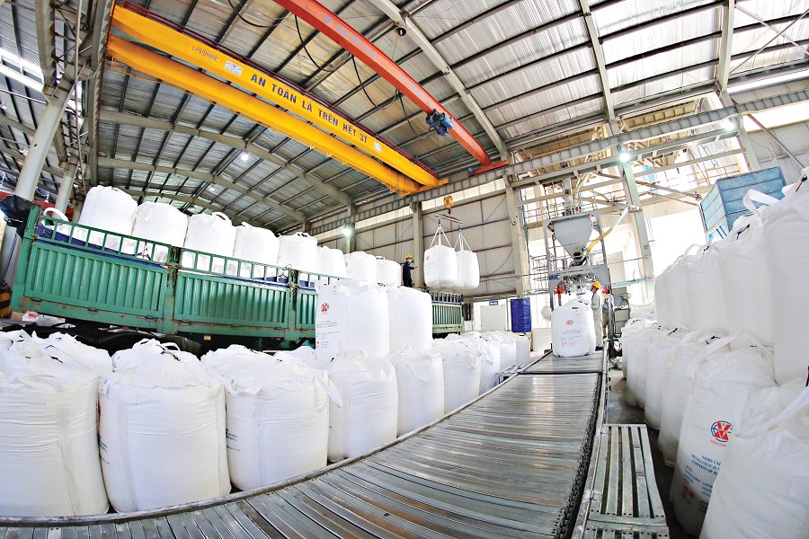 Đ&oacute;ng bao sản phẩm alumin ở C&ocirc;ng ty Nh&ocirc;m L&acirc;m Đồng - TKV