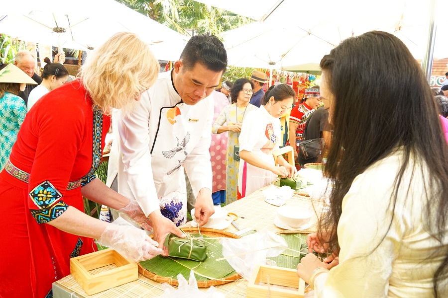 Du kh&aacute;ch Ph&aacute;p học g&oacute;i b&aacute;nh chưng tại Mũi N&eacute;, tỉnh L&acirc;m Đồng