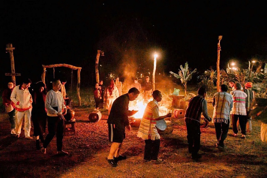 Du kh&aacute;ch tham gia c&aacute;c hoạt động giao lưu văn h&oacute;a với người d&acirc;n bản địa tại địa phương x&atilde; T&agrave; Đ&ugrave;ng