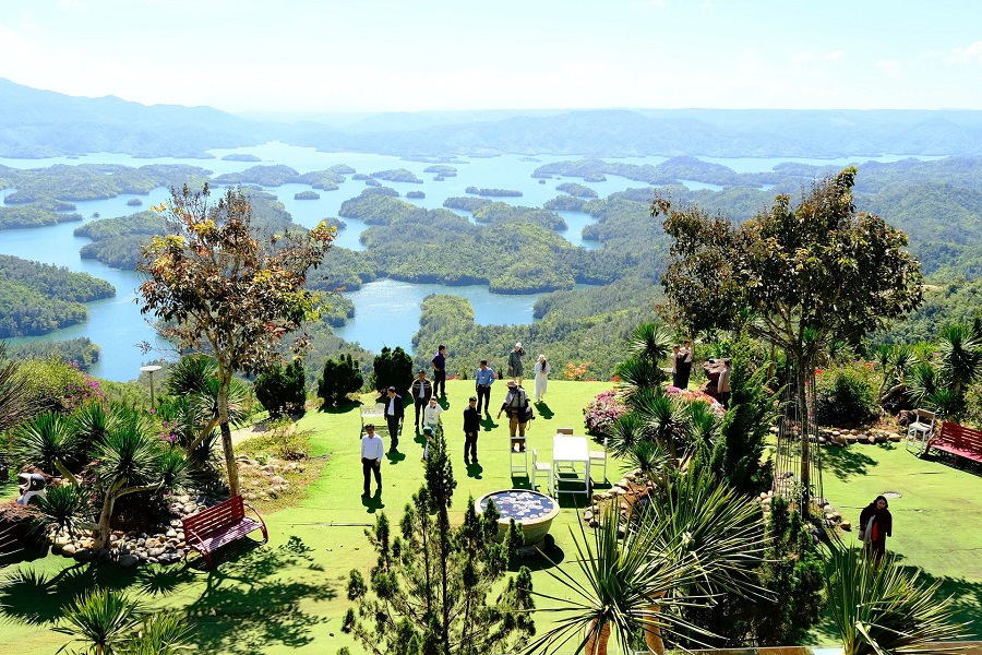 Du kh&aacute;ch tham quan tại c&aacute;c địa điểm check-in nổi tiếng ở hồ T&agrave; Đ&ugrave;ng