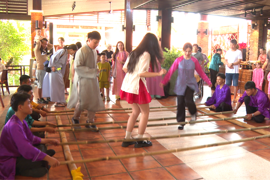 Du kh&aacute;ch th&iacute;ch th&uacute; nhảy sạp tại kh&ocirc;ng gian &ldquo;Xu&acirc;n an nhi&ecirc;n - Tết đo&agrave;n vi&ecirc;n&rdquo; ở Khu du lịch Pandanus Mũi N&eacute; (tỉnh L&acirc;m Đồng)