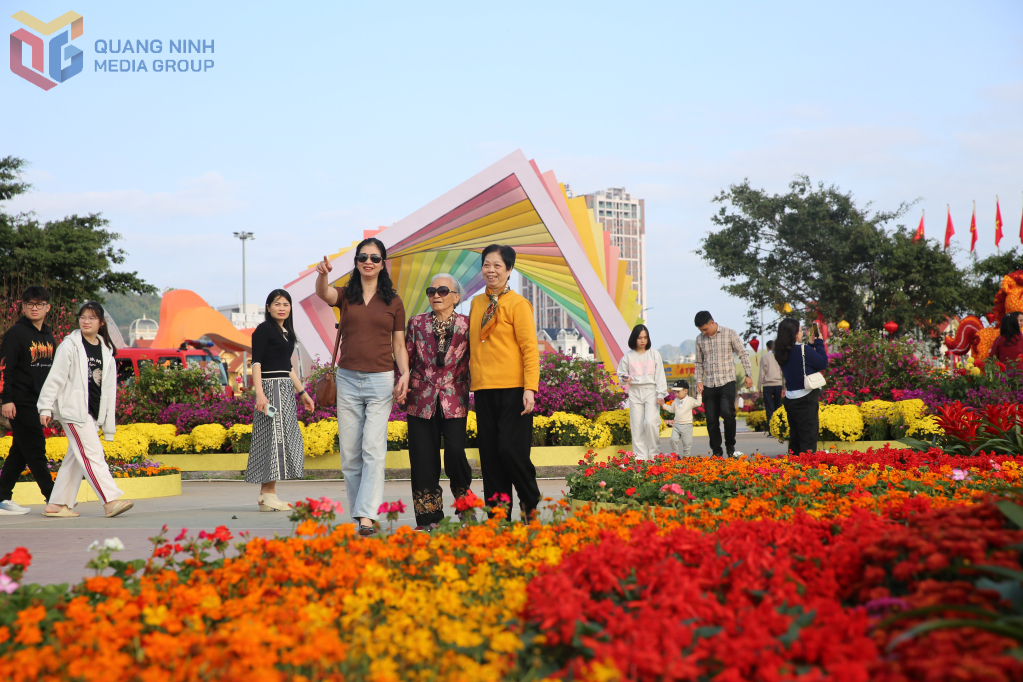 Người d&acirc;n, du kh&aacute;ch tới trải nghiệm tại Đại lộ hoa v&agrave; c&ocirc;ng nghệ &aacute;nh s&aacute;ng b&ecirc;n vịnh di sản tại khu vực ngo&agrave;i trời Cung Quy hoạch, Hội chợ v&agrave; Triển l&atilde;m tỉnh (phường Hạ Long)