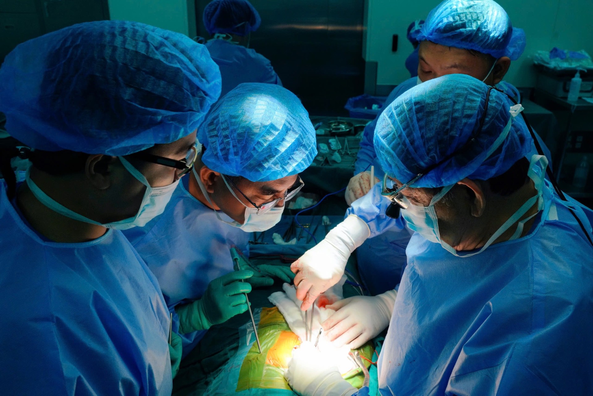 TP. HCM: Hơn 200 y bác sĩ xuyên đêm ghép tạng mang lại sự sống cho 4 người