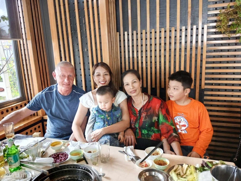 Vợ chồng chị Hằng, anh Marek qu&acirc;y quần b&ecirc;n m&acirc;m cơm ng&agrave;y Tết tại Việt Nam.