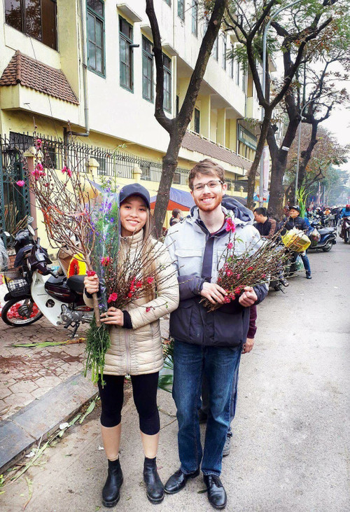 Anh Dakota c&ugrave;ng bạn g&aacute;i đi chợ hoa ng&agrave;y Tết.
