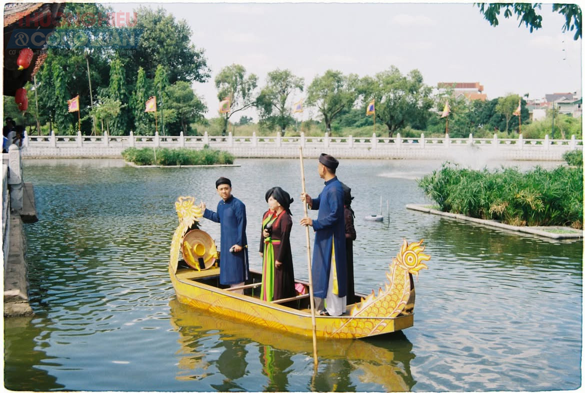 Xuất phát từ Ga Hà Nội, đoàn tàu đưa du khách tới Ga Từ Sơn (Bắc Ninh), mở ra không gian văn hoá Kinh Bắc - vùng đất phát tích vương triều Lý và là cái nôi dân ca Quan họ. Đây cũng là địa phương sở hữu nhiều di sản đã được UNESCO ghi danh.