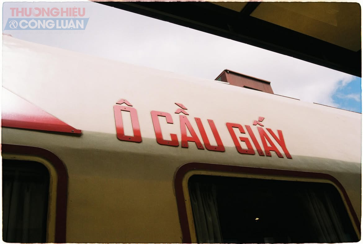 Năm toa tàu mang tên Ô Cầu Dền, Ô Quan Chưởng, Ô Cầu Giấy, Ô Chợ Dừa và Ô Đống Mác - những địa danh gắn với lịch sử đất kinh kỳ - được trang hoàng như phòng khách của các gia đình Hà Nội xưa