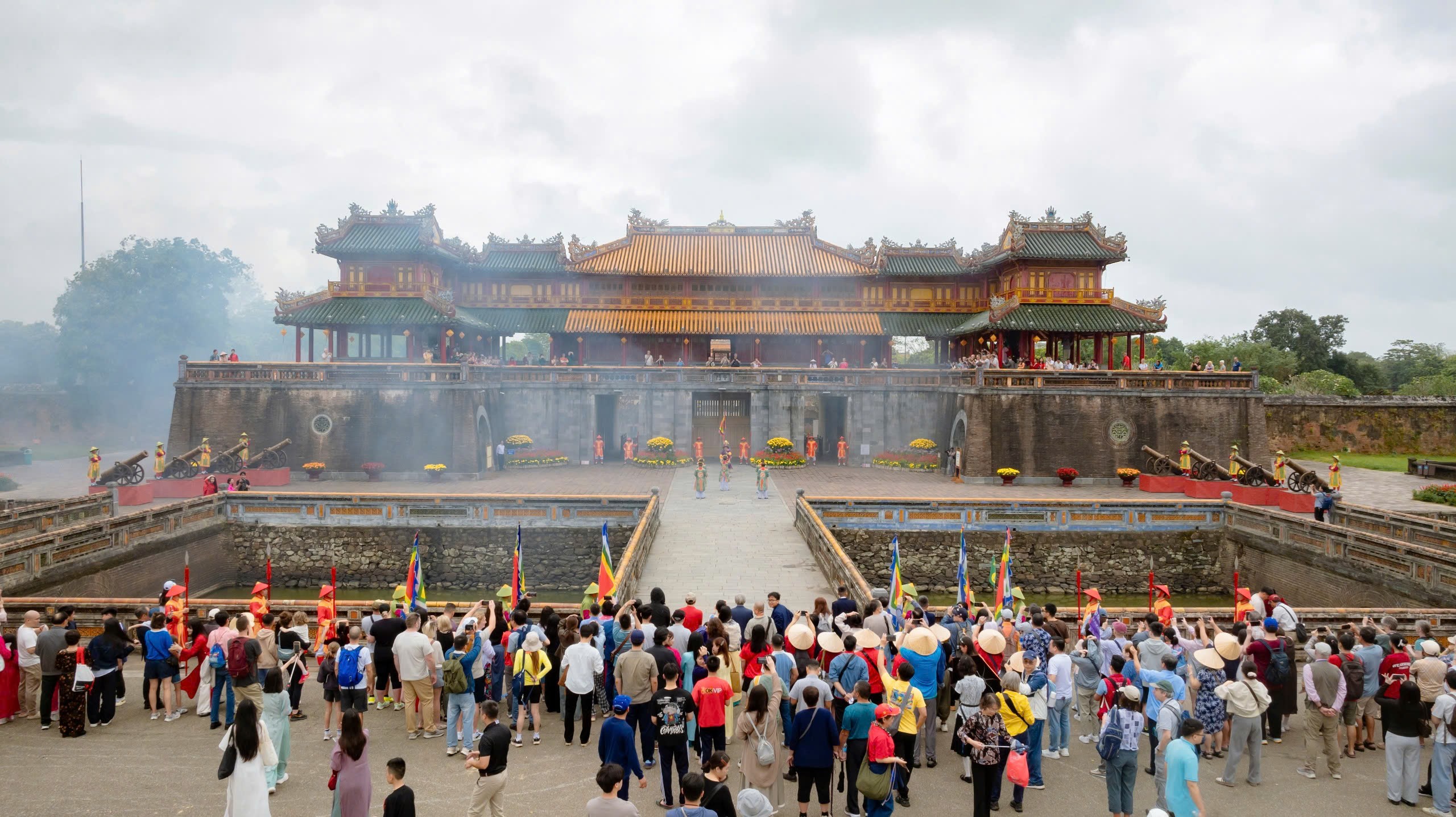 Đ&ocirc;ng đảo du kh&aacute;ch xem bắn s&uacute;ng thần c&ocirc;ng trong ng&agrave;y m&ugrave;ng 1 Tết.