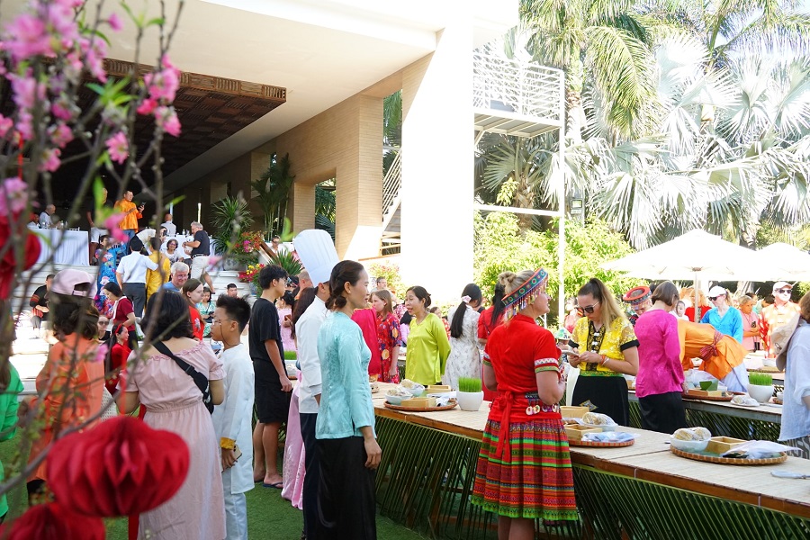 Kh&ocirc;ng gian Tết cổ truyền Việt Nam tại Lễ hội b&aacute;nh chưng do The Clift Resort tổ chức cho hơn 200 du kh&aacute;ch trong nước v&agrave; quốc tế tham dự