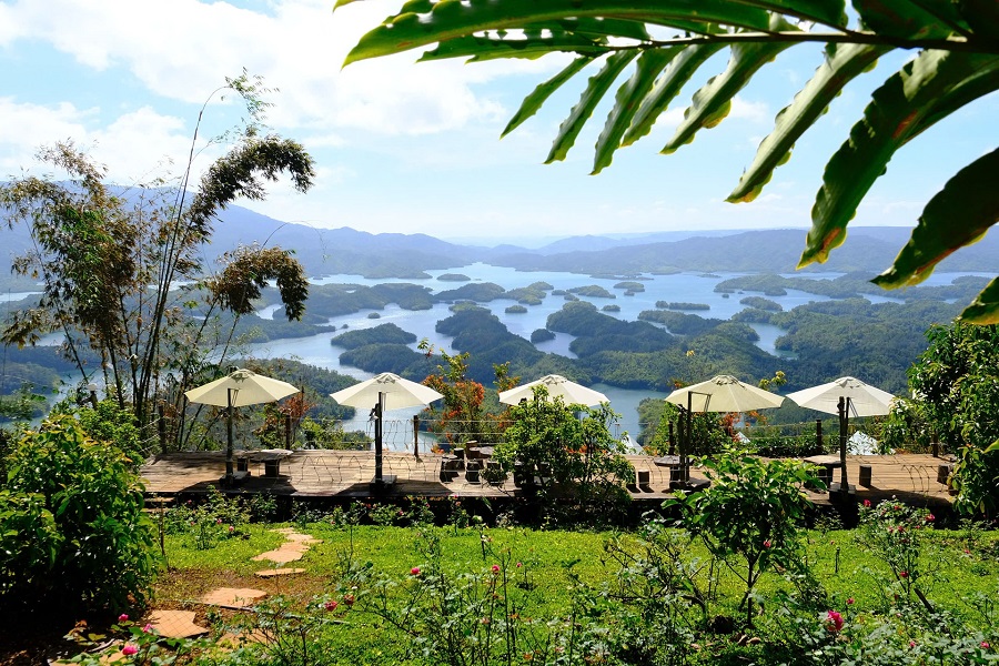 Khung cảnh hồ T&agrave; Đ&ugrave;ng khi nắng l&ecirc;n