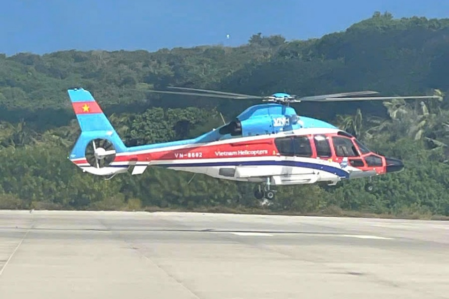 Máy bay chuyển bệnh nhân bị bệnh tai biến mạch máu não từ đặc khu Phú Quý đến bệnh viện tuyến trên Máy bay chuyển bệnh nhân bị bệnh tai biến mạch máu não từ đặc khu Phú Quý đến bệnh viện tuyến trên