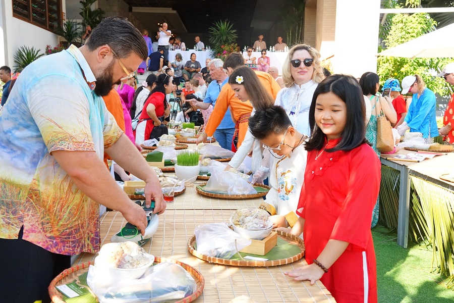 Mỗi năm v&agrave;o dịp Xu&acirc;n về, nhiều hoạt động mang văn h&oacute;a đậm đ&agrave; bản sắc d&acirc;n tộc đến với du kh&aacute;ch quốc tế