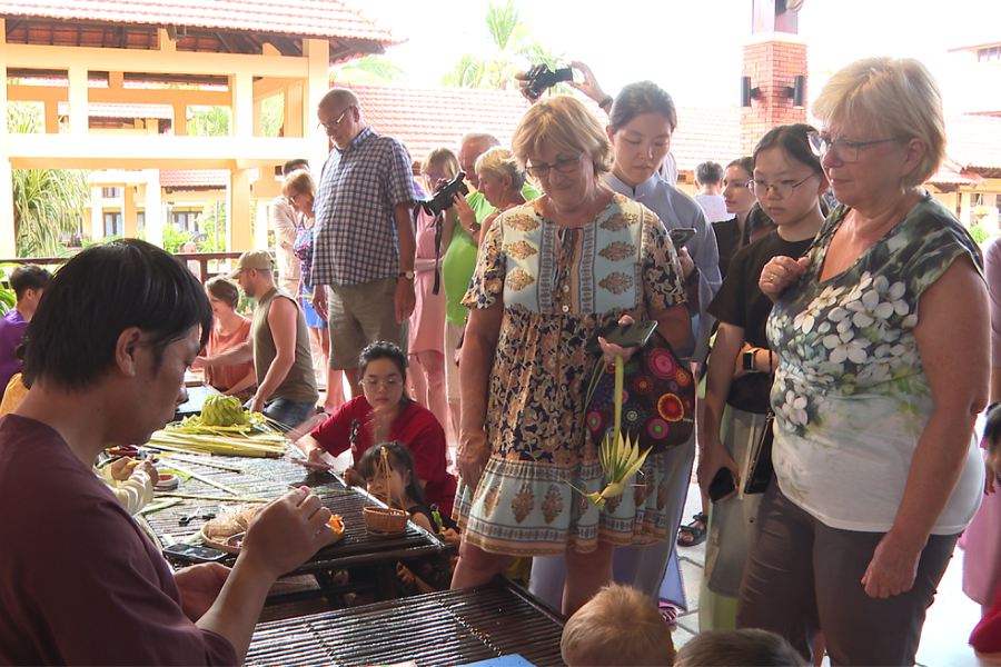 Nghệ nh&acirc;n biểu diễn nặn t&ograve; he cho du kh&aacute;ch xem