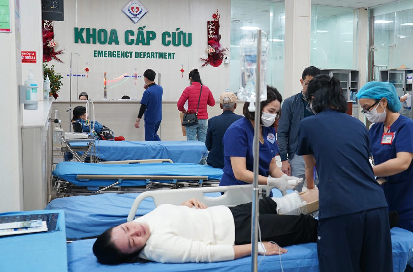 Hoạt động kh&aacute;m, chưa bệnh cho bệnh nh&acirc;n tại khoa cấp cứu Bệnh viện Trung ương Th&aacute;i Nguy&ecirc;n