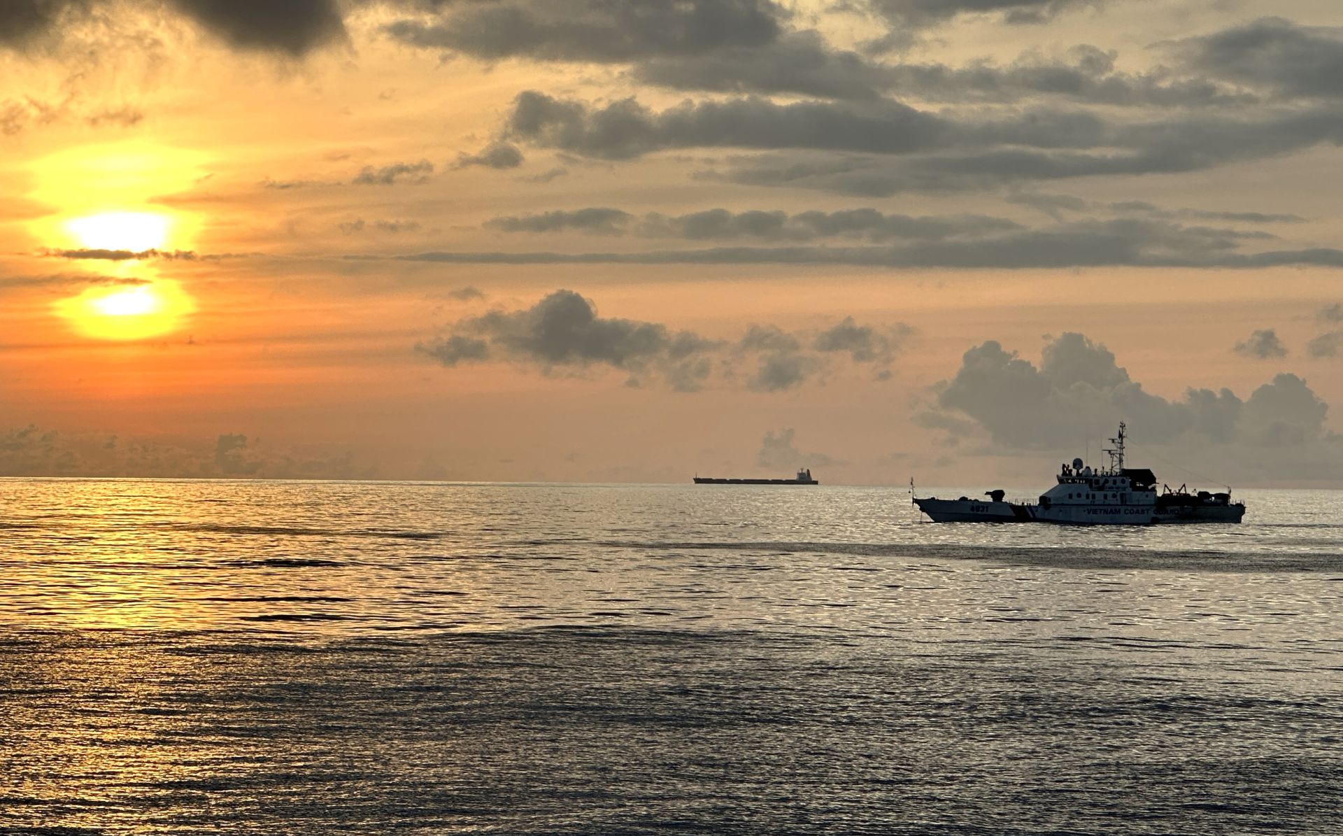 T&agrave;u Cảnh s&aacute;t biển 4031 thực hi&ecirc;n nhiệm vụ tr&ecirc;n biển