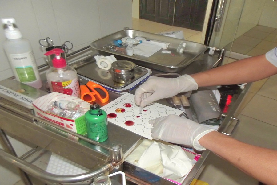 Thực hiện các bước xét nghiệm tại Trung tâm Y tế Quân dân y đặc khu Phú Quý Thực hiện các bước xét nghiệm tại Trung tâm Y tế Quân dân y đặc khu Phú Quý