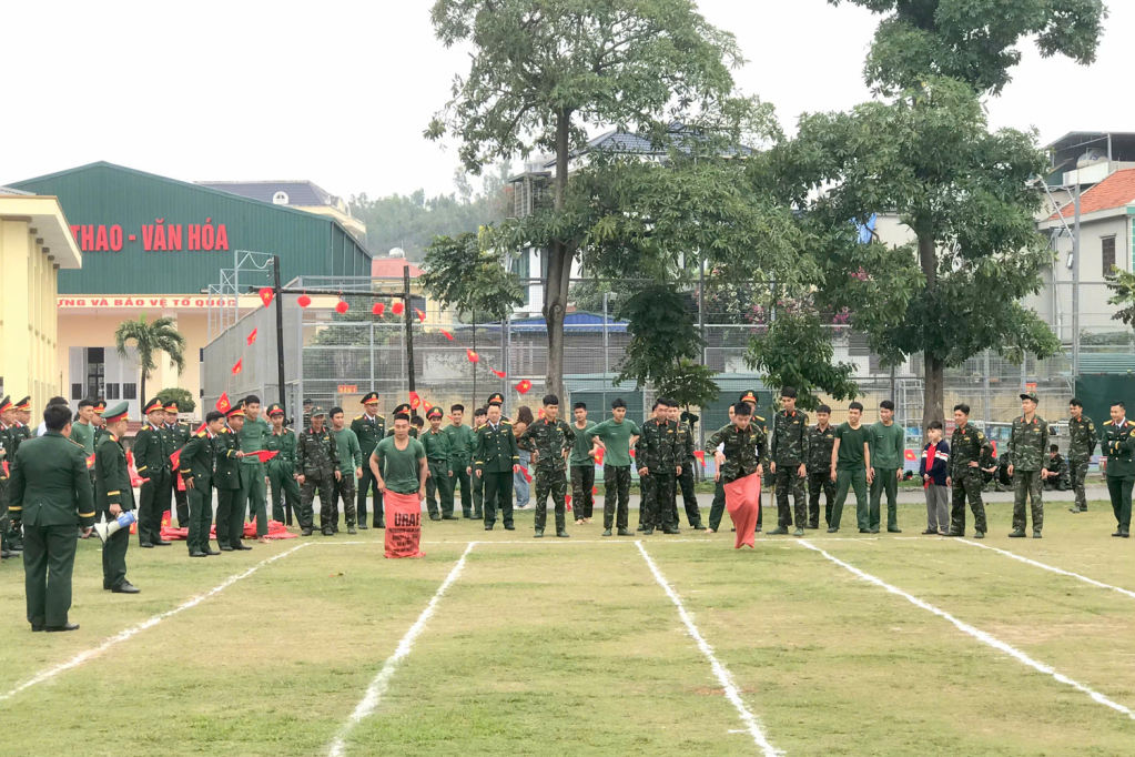 C&aacute;n bộ, chiến sĩ s&ocirc;i nổi tham gia c&aacute;c m&ocirc;n: bịt mắt bắt d&ecirc;, nhảy bao bố với tinh thần thi đấu quyết liệt