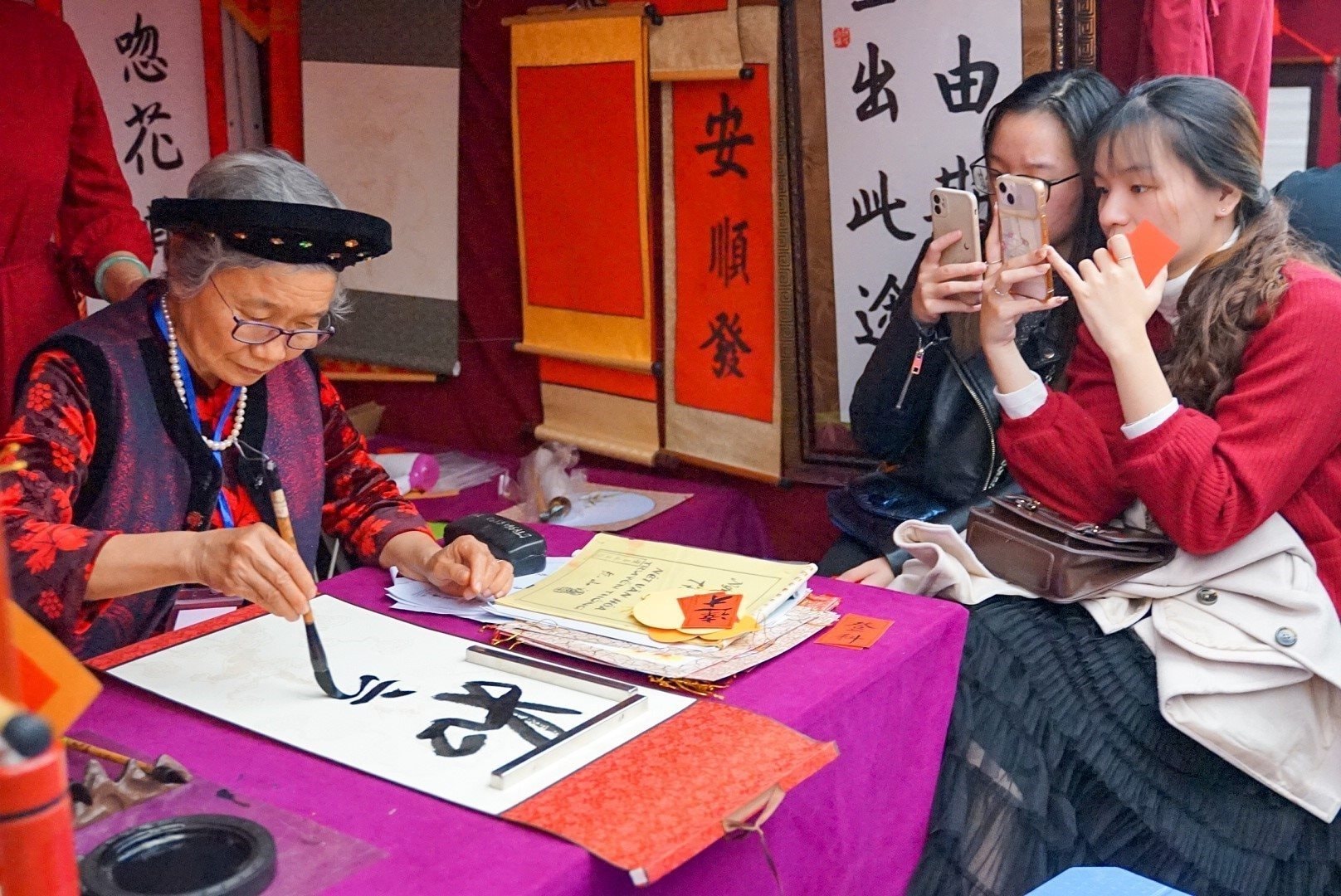 Những con chữ thư ph&aacute;p treo trong kh&ocirc;ng gian gia đ&igrave;nh ng&agrave;y Tết kh&ocirc;ng chỉ tạo vẻ đẹp trang tr&iacute; m&agrave; c&ograve;n mang &yacute; nghĩa gi&aacute;o dục, nhắc nhở con người hướng đến lối sống nh&acirc;n văn.