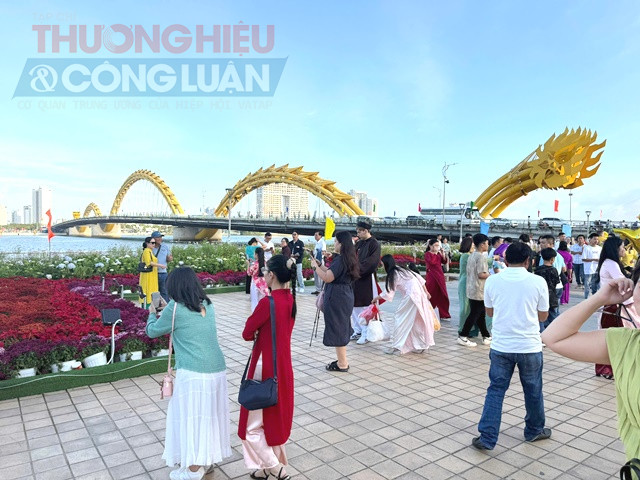 Những tiểu cảnh được thiết kế công phu, kết hợp nhiều loại hoa rực rỡ, tạo nên không gian tươi mới, thu hút nhiều gia đình đến thưởng lãm. Những tiểu cảnh được thiết kế công phu, kết hợp nhiều loại hoa rực rỡ, tạo nên không gian tươi mới, thu hút nhiều gia đình đến thưởng lãm.