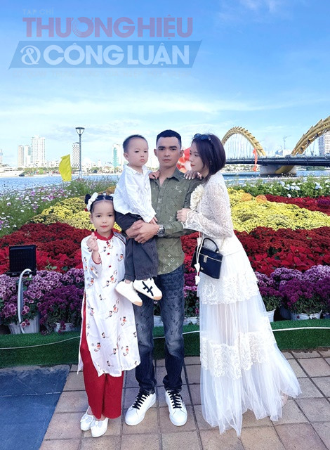 Vợ chồng anh Lê Văn Cường và Dương Phương Anh cùng 2 con nhỏ từ Thái Lan. Vợ chồng anh Lê Văn Cường và Dương Phương Anh cùng 2 con nhỏ từ Thái Lan.