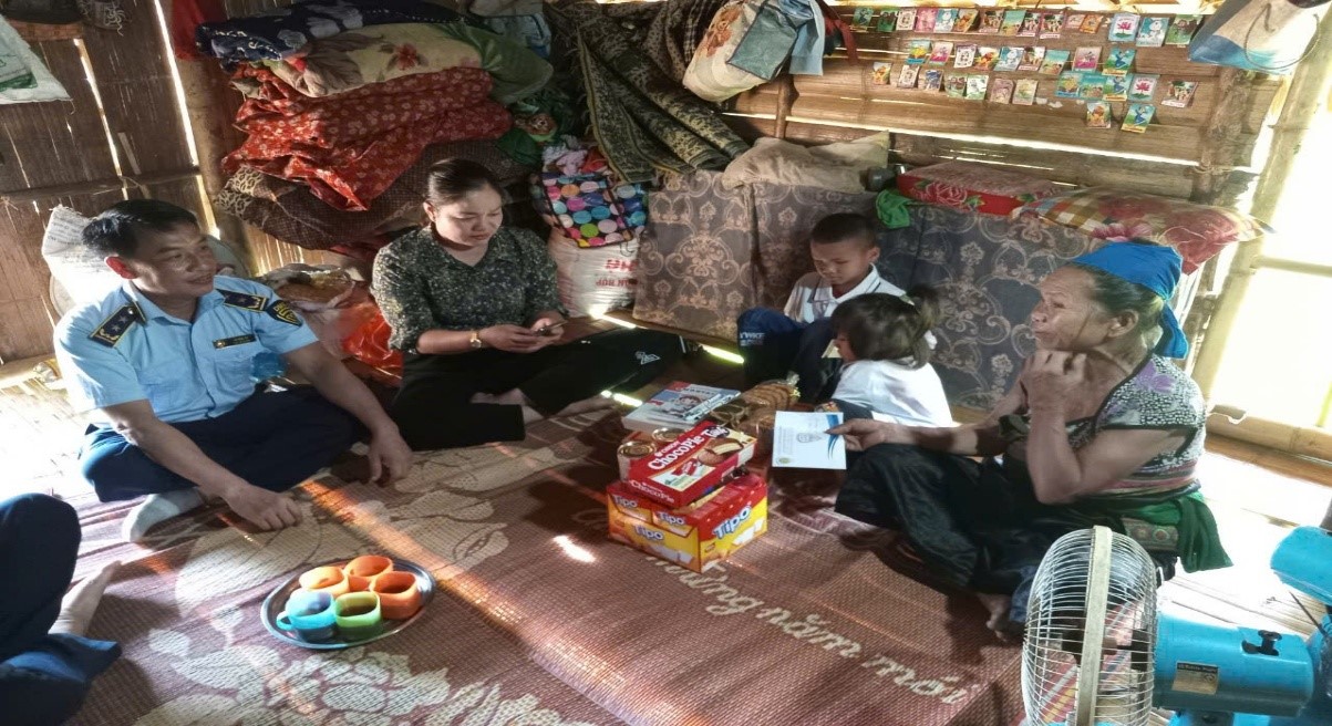 Thanh Hóa: Đội Quản lý thị trường số 11 trao quà Tết cho người dân có hoàn cảnh khó khăn