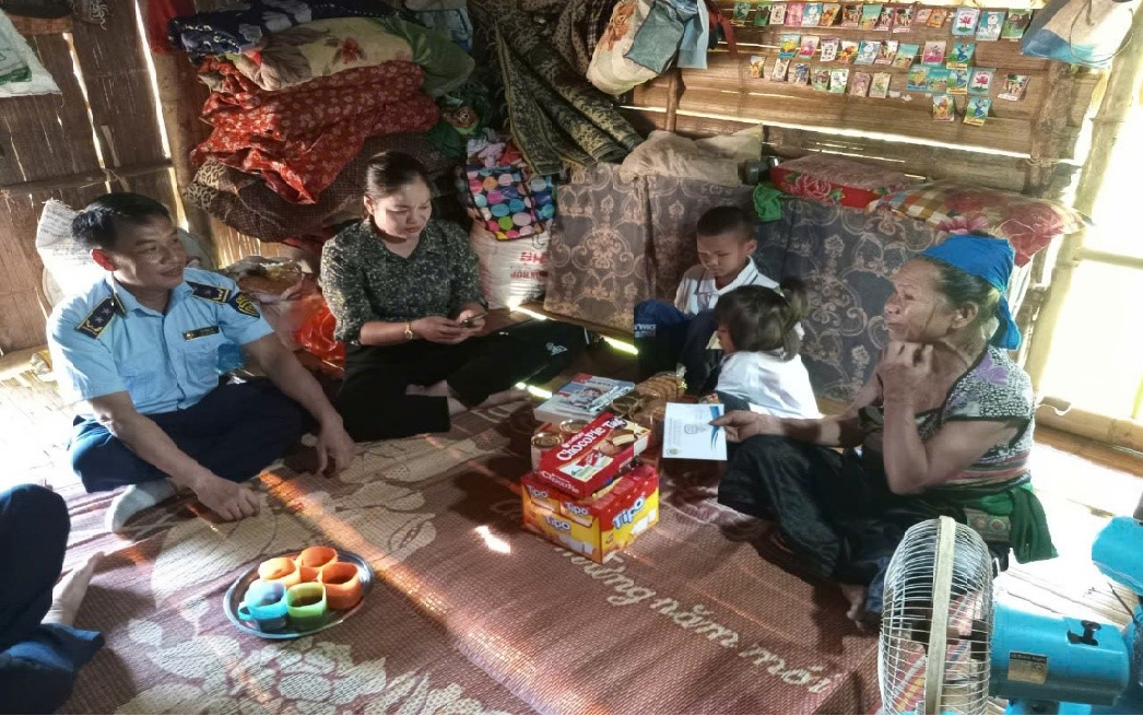 Lực lượng QLTT thuộc Đội QLTT số 11 tỉnh Thanh H&oacute;a thăm hỏi v&agrave; trao qu&agrave; cho c&aacute;c hộ gia đ&igrave;nh c&oacute; ho&agrave;n cảnh đặc biệt kh&oacute; khăn dịp Tết Nguy&ecirc;n đ&aacute;n B&iacute;nh Ngọ năm 2026