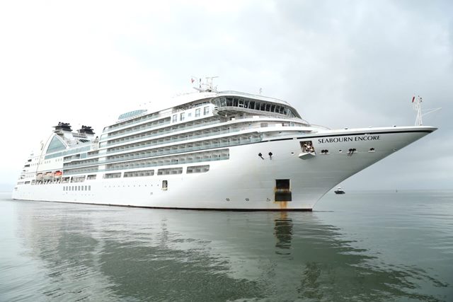 Tàu du lịch Seabourn Encore với 1.000 du khách “xông đất” mùng 3 Tết Bính Ngọ. Tàu du lịch Seabourn Encore với 1.000 du khách “xông đất” mùng 3 Tết Bính Ngọ.
