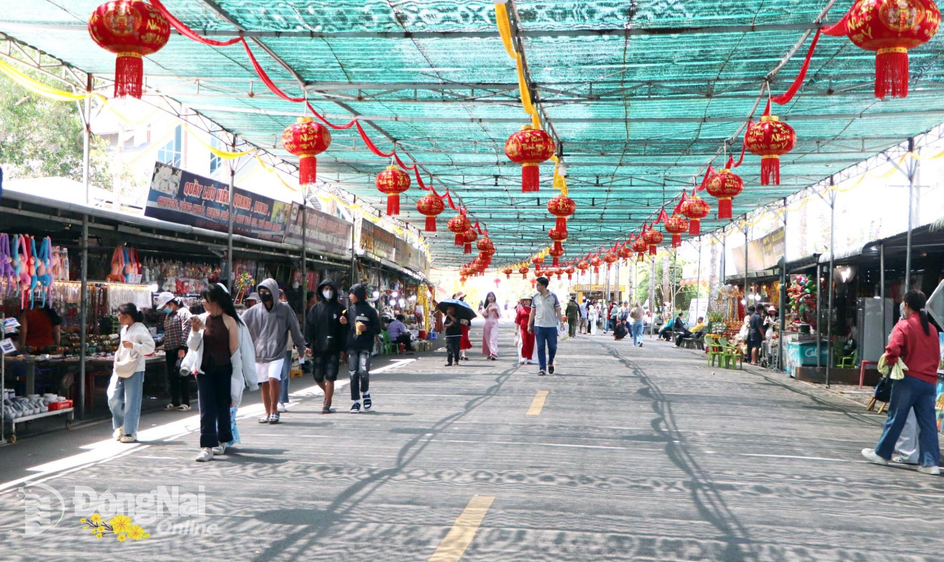 Người d&acirc;n, du kh&aacute;ch đến tham quan n&uacute;i Chứa Chan v&agrave;o m&ugrave;ng 2 Tết. (Ảnh: Ngọc Li&ecirc;n)