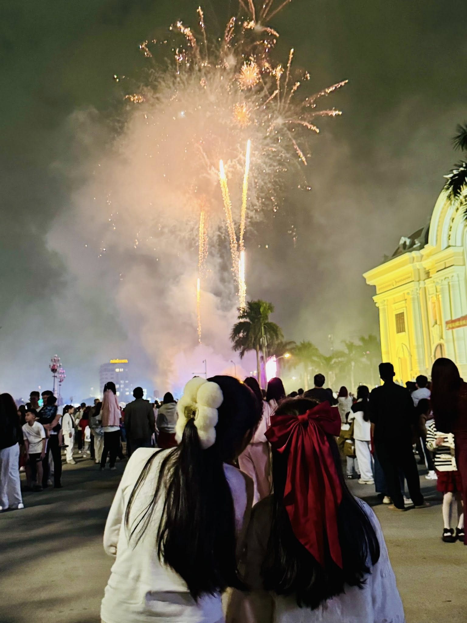 Màn pháo hoa rực rỡ sắc màu chào đón năm Bính Ngọ 2026 Màn pháo hoa rực rỡ sắc màu chào đón năm Bính Ngọ 2026