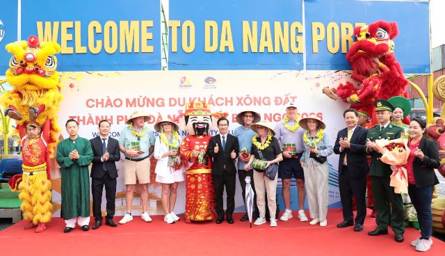 TP, Đà Nẵng chào đón hơn 1.000 du khách tàu biển tham quan, du lịch sáng Mùng 3 Tết. TP, Đà Nẵng chào đón hơn 1.000 du khách tàu biển tham quan, du lịch sáng Mùng 3 Tết.