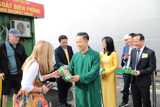 Ông Nguyễn Đức Quỳnh, Tổng Giám đốc Furama Resort, Chủ tịch Hội Khách sạn Đà Nẵng tặng quà lưu niệm các du khách tàu biển xông đất du lịch thành phố sáng mùng 3 Tết. Ông Nguyễn Đức Quỳnh, Tổng Giám đốc Furama Resort, Chủ tịch Hội Khách sạn Đà Nẵng tặng quà lưu niệm các du khách tàu biển xông đất du lịch thành phố sáng mùng 3 Tết.