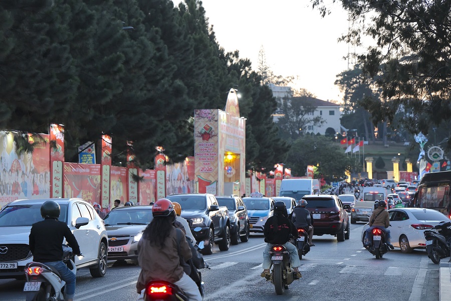 Các tuyến đường trung tâm có lưu lượng xe tăng, du khách đổ về tham dự Hội Xuân Các tuyến đường trung tâm có lưu lượng xe tăng, du khách đổ về tham dự Hội Xuân