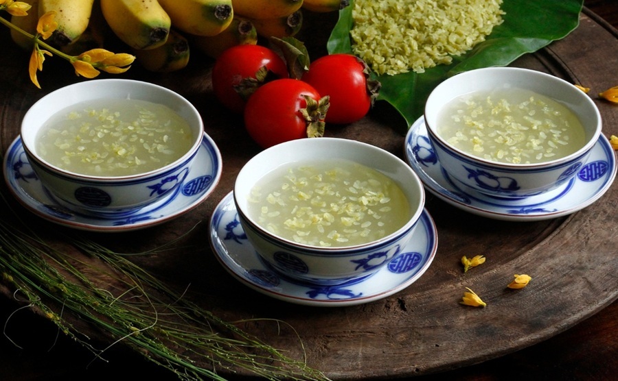 Ch&egrave; cốm bắt nguồn từ cốm, một đặc sản của H&agrave; Nội, đặc biệt từ l&agrave;ng V&ograve;ng v&agrave; Mễ Tr&igrave;. Cốm được l&agrave;m từ l&uacute;a nếp non, thu hoạch v&agrave;o m&ugrave;a thu, khi hạt l&uacute;a c&ograve;n sữa