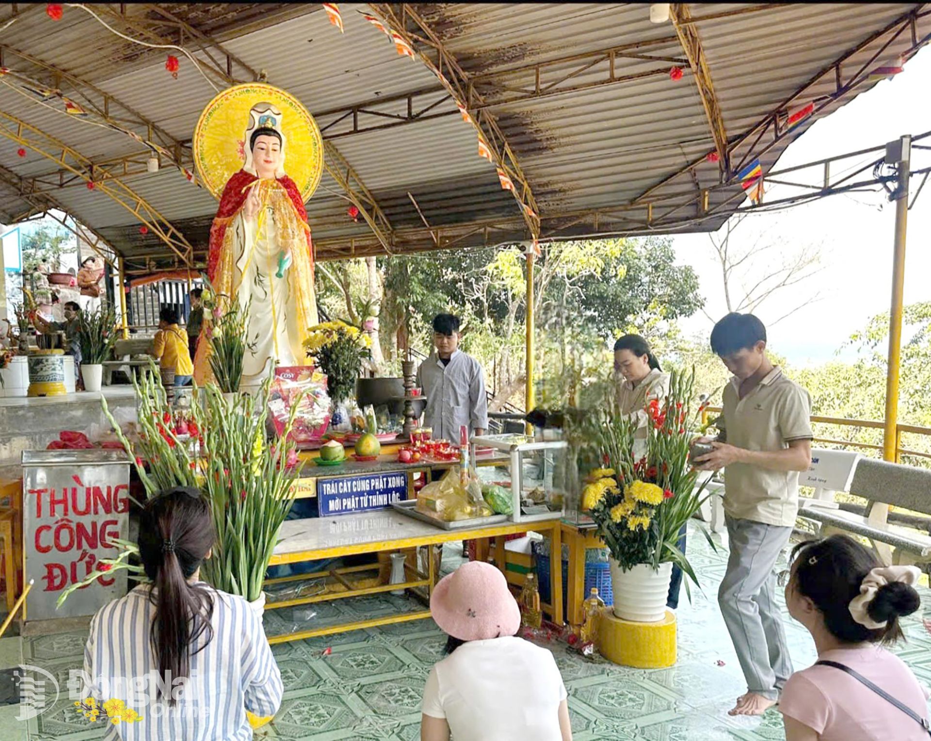 Người d&acirc;n lễ Phật cầu an tại ch&ugrave;a Gia L&agrave;o tr&ecirc;n n&uacute;i Chứa Chan. Đ&acirc;y l&agrave; điểm đến t&acirc;m linh nổi tiếng, thu h&uacute;t h&agrave;ng chục ng&agrave;n lượt người v&agrave;o dịp đầu năm mới. (Ảnh: Ngọc Li&ecirc;n)