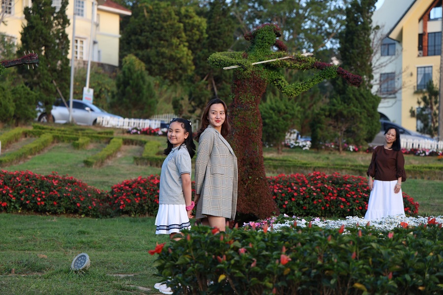 Du khách chụp ảnh lưu niệm giữa không gian rực rỡ sắc màu tại các vườn hoa Du khách chụp ảnh lưu niệm giữa không gian rực rỡ sắc màu tại các vườn hoa