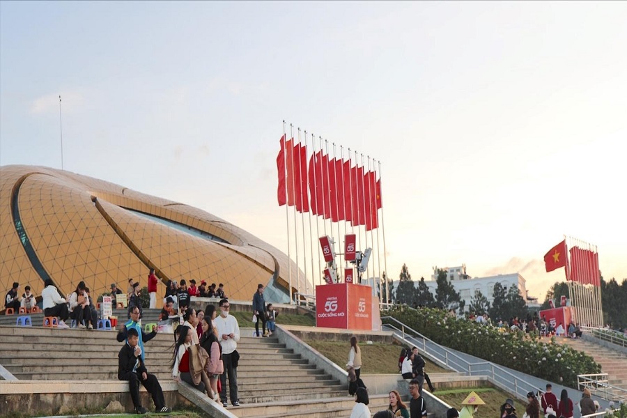 Du khách lựa chọn quảng trường Lâm Viên (phường Xuân Hương - Đà Lạt) làm điểm dừng chân tham quan, vui chơi và ghi lại những khoảnh khắc đầu năm Du khách lựa chọn quảng trường Lâm Viên (phường Xuân Hương - Đà Lạt) làm điểm dừng chân tham quan, vui chơi và ghi lại những khoảnh khắc đầu năm