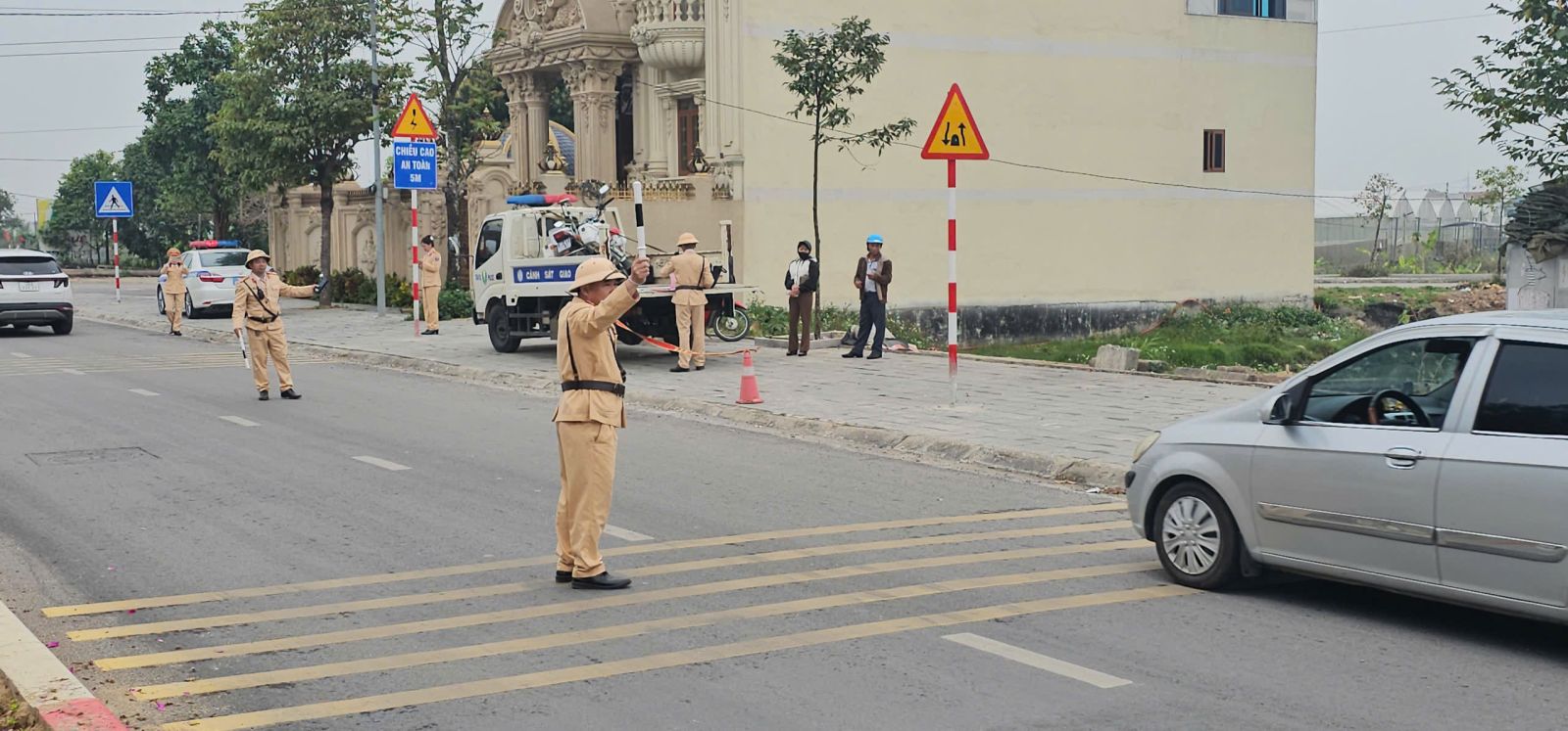 Lực lượng Cảnh s&aacute;t giao th&ocirc;ng C&ocirc;ng an tỉnh Thanh H&oacute;a tăng cường tuần tra kiểm so&aacute;t xử l&yacute; nghi&ecirc;m những h&agrave;nh vi vi phạm trật tự, an to&agrave;n giao th&ocirc;ng