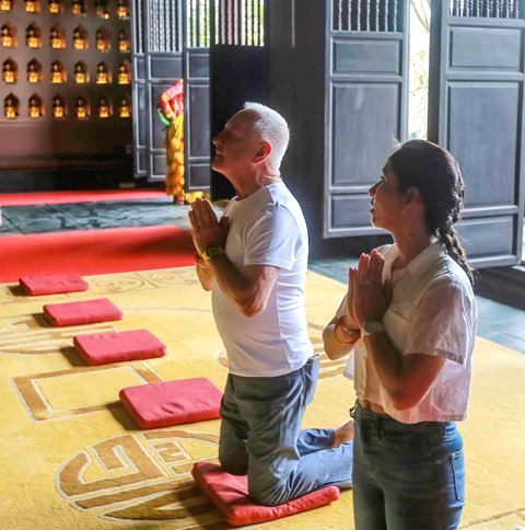 Người người th&agrave;nh t&acirc;m cầu nguyện, gửi gắm mong ước về một năm sung t&uacute;c, hanh th&ocirc;ng.