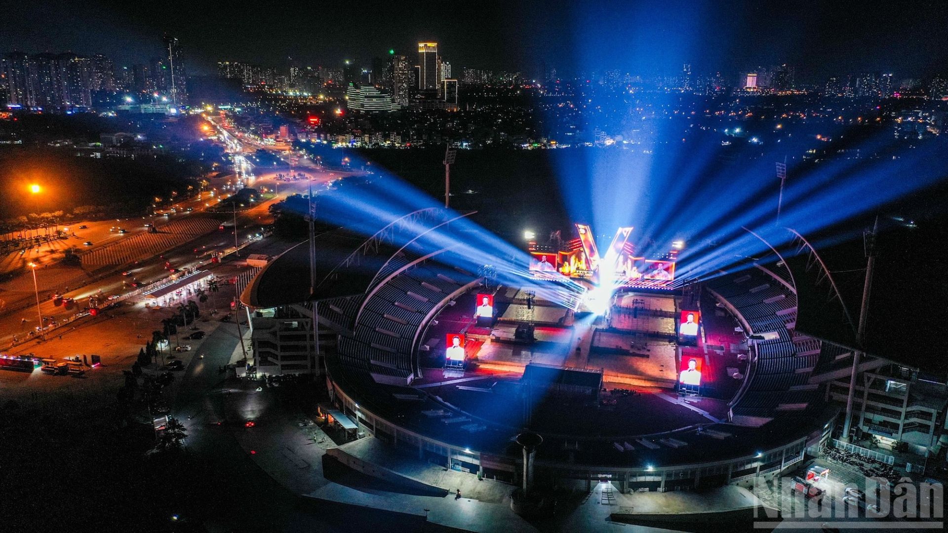 Chương tr&igrave;nh nghệ thuật đặc biệt Tổ quốc trong tim của B&aacute;o Nh&acirc;n D&acirc;n tổ chức. (Ảnh: TH&Agrave;NH ĐẠT)