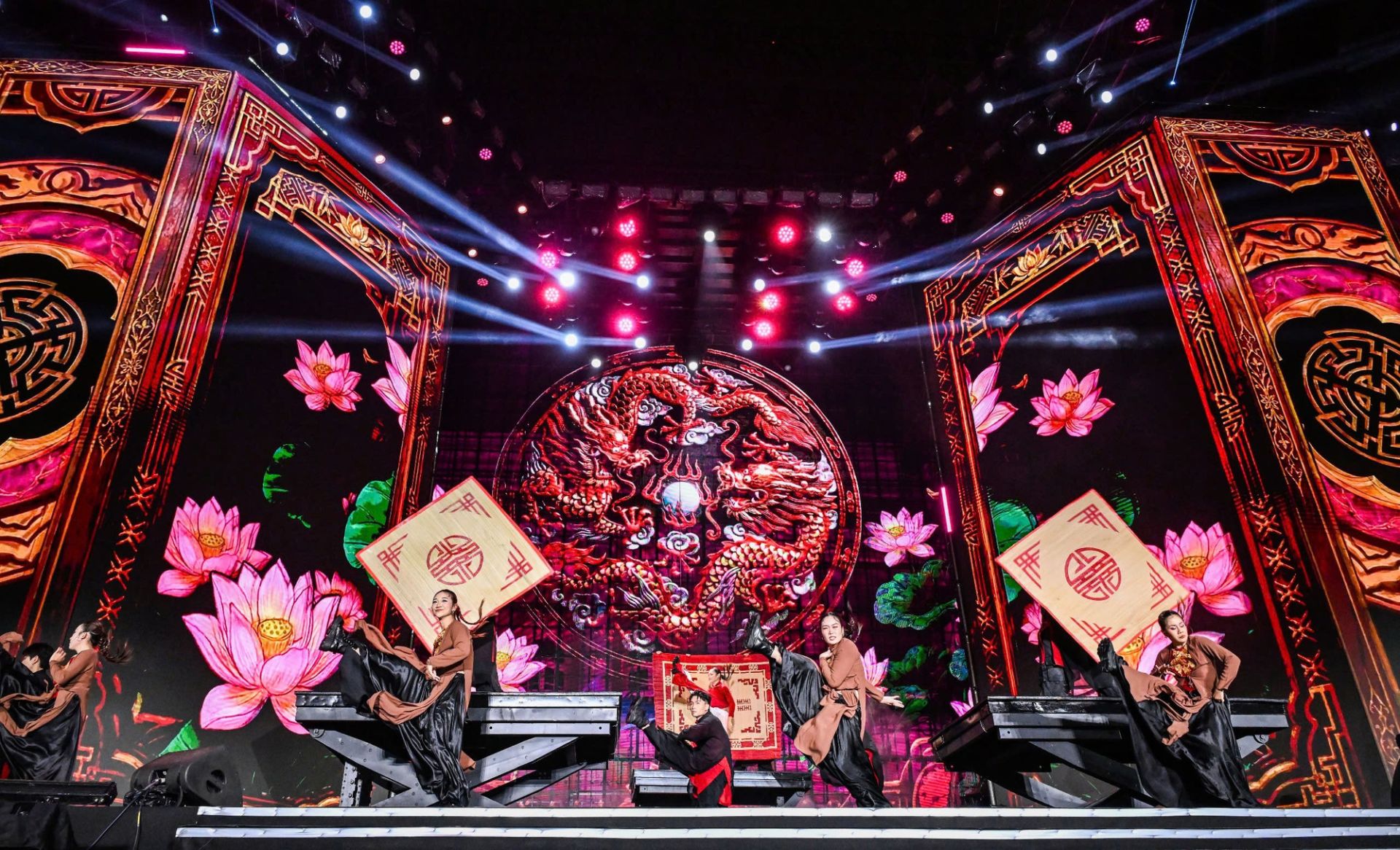 Nhiều chương tr&igrave;nh nghệ thuật đ&atilde; lấy văn h&oacute;a truyền thống l&agrave;m chất liệu s&aacute;ng tạo. (Ảnh: TH&Agrave;NH ĐẠT)