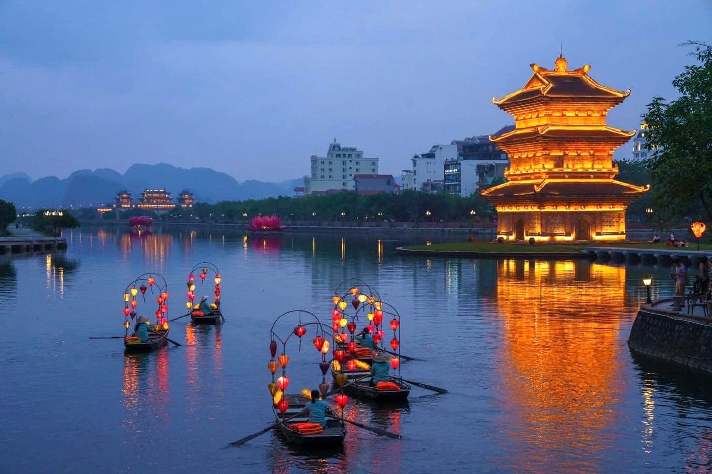 Với lợi thế về di sản thi&ecirc;n nhi&ecirc;n v&agrave; văn h&oacute;a độc đ&aacute;o, truyền thống lịch sử, Ninh B&igrave;nh c&oacute; đầy đủ điều kiện để x&acirc;y dựng một thương hiệu du lịch văn h&oacute;a mạnh mẽ, kh&aacute;c biệt