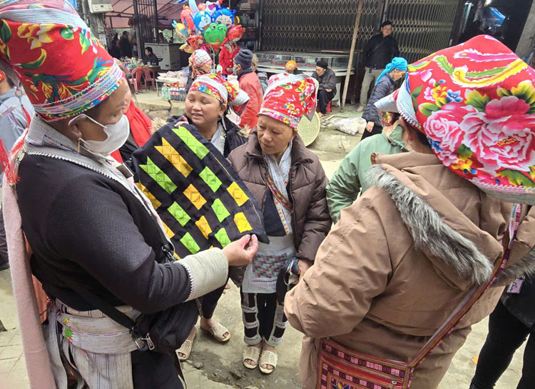 Lào Cai: Sắc màu văn hóa nơi chợ phiên Mường Hum