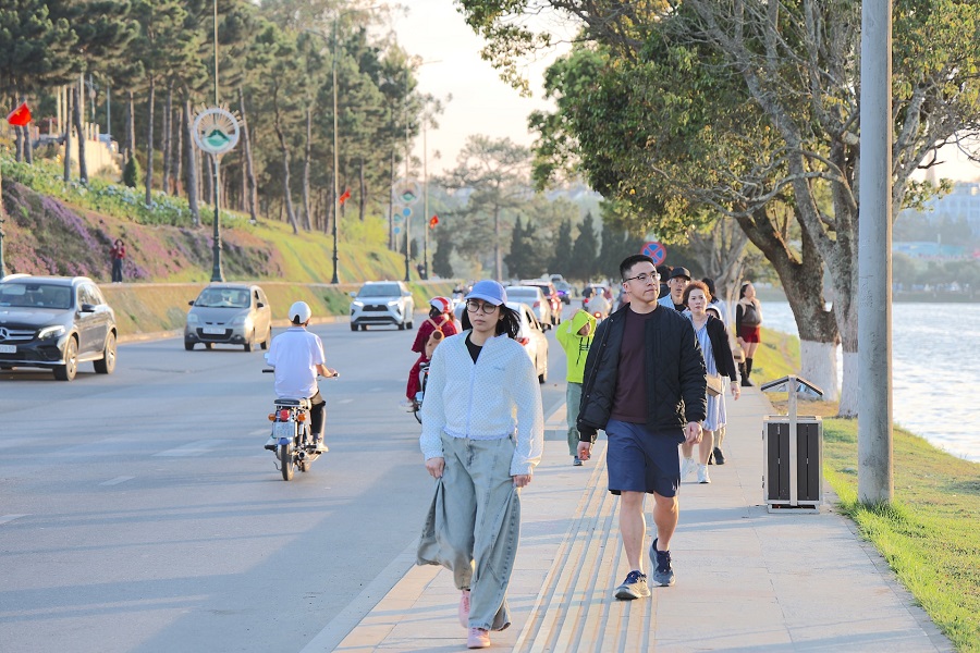 Người dân và du khách dạo bộ thư giãn, tận hưởng không khí trong lành đầu năm quanh hồ Xuân Hương Người dân và du khách dạo bộ thư giãn, tận hưởng không khí trong lành đầu năm quanh hồ Xuân Hương