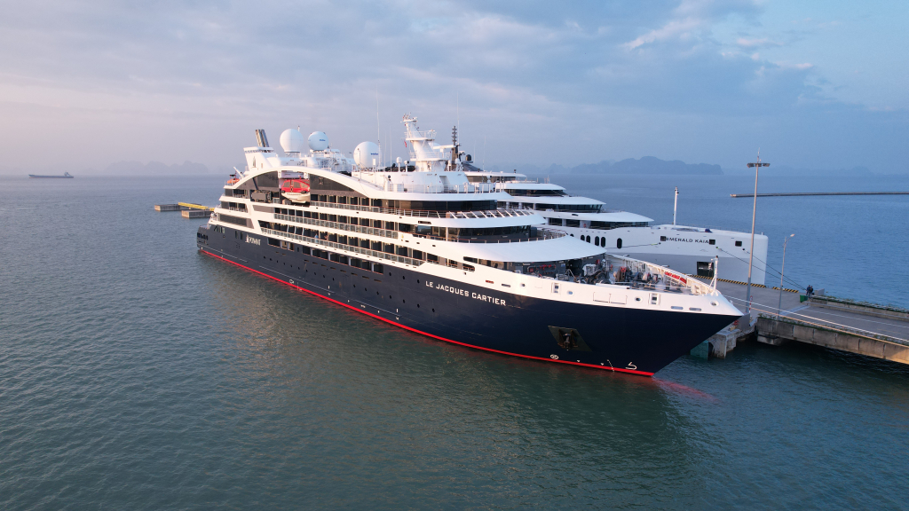 Tàu biển cao cấp đưa gần 300 du khách quốc tế đến Quảng Ninh