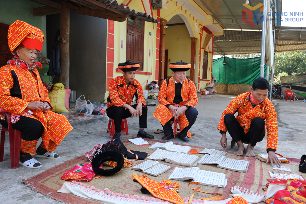 Người Dao L&ocirc; Gang sửa soạn trang phục đ&oacute;n Tết