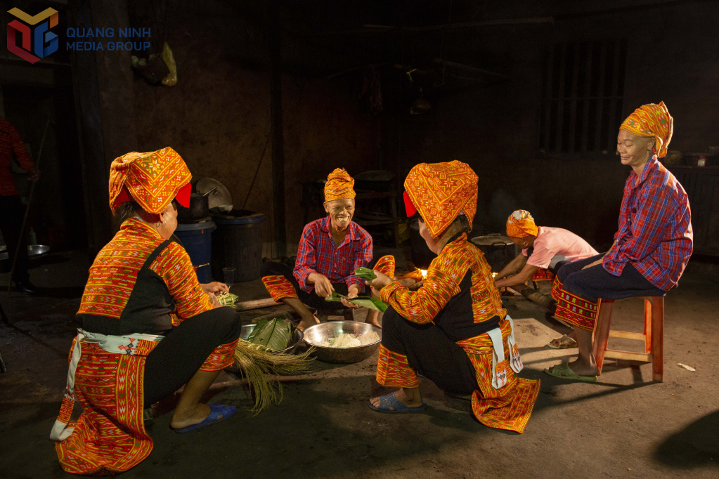 Đồng b&agrave;o Dao L&ocirc; Gang g&oacute;i b&aacute;nh chưng đ&oacute;n Tết