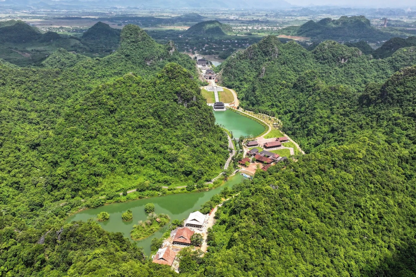 Thung Ui còn mang chiều sâu lịch sử khi được xác định là khu vực hành cung Hoa Lư xưa, nằm phía Tây kinh đô cổ Thung Ui còn mang chiều sâu lịch sử khi được xác định là khu vực hành cung Hoa Lư xưa, nằm phía Tây kinh đô cổ